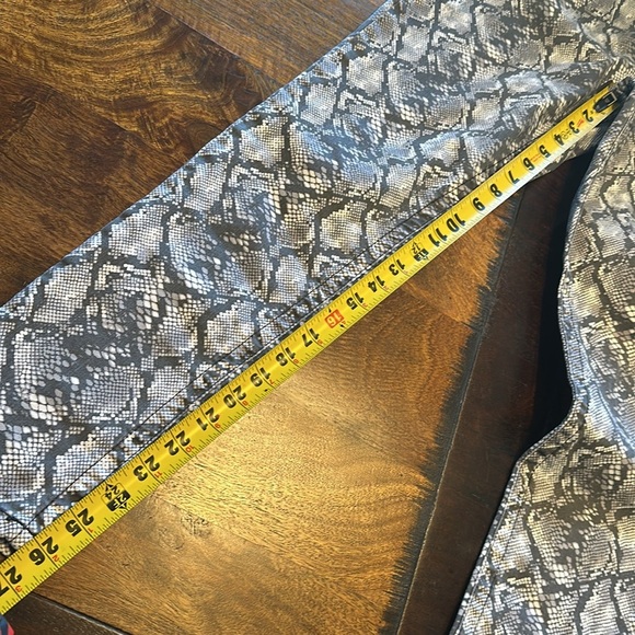 Seven7 snake skin pattern skinny pants size 10 - Picture 5 of 6